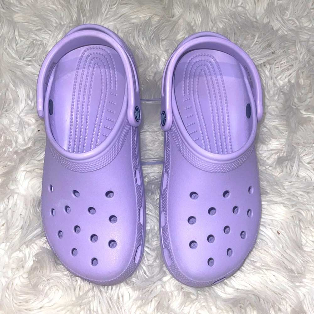 Crocs- pre-owned lightly worn lavender Crocs  size -M-7 W-9